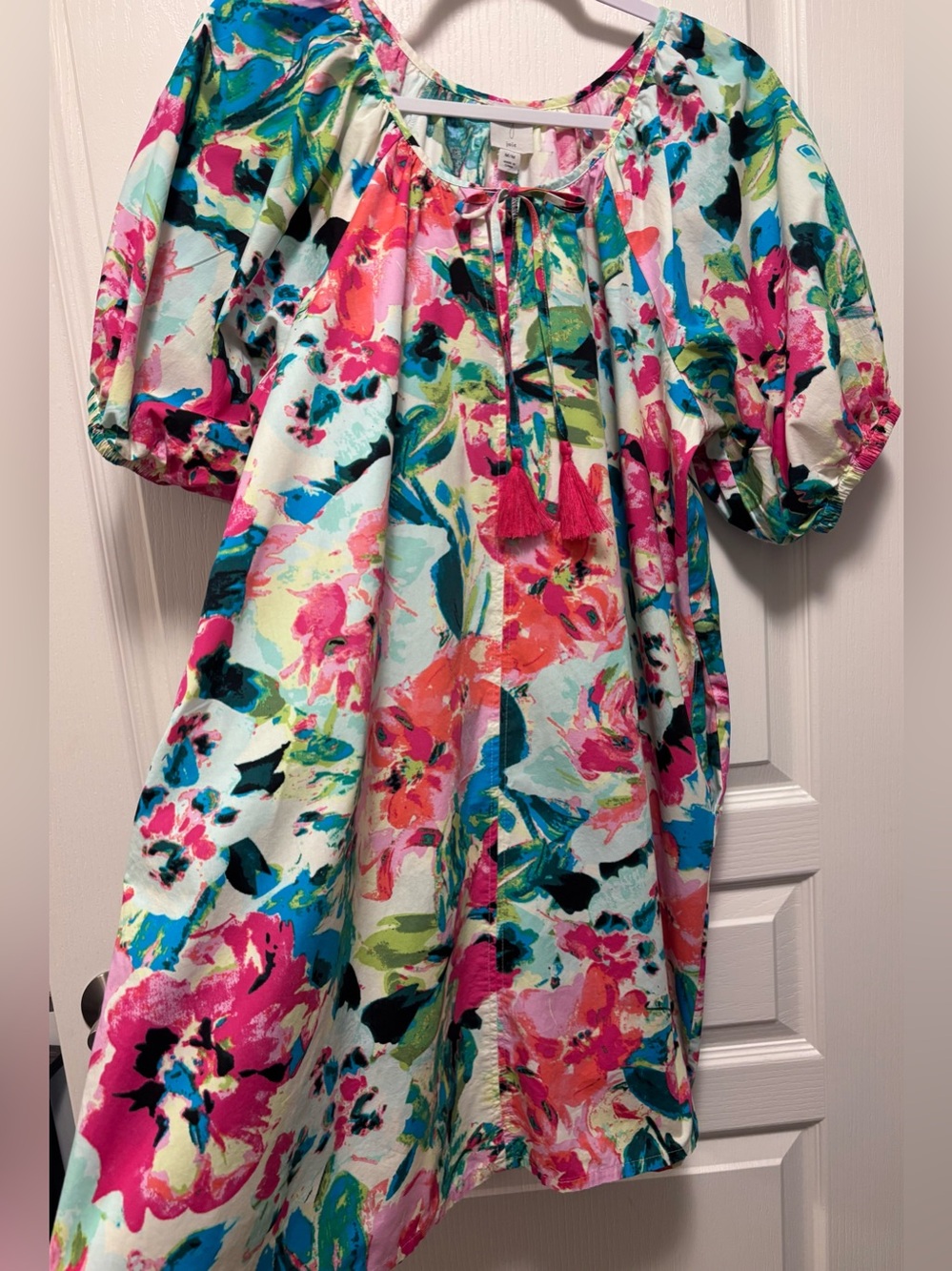 Joie Bright floral dress with stylish puff sleeves. Pockets a line style v neck